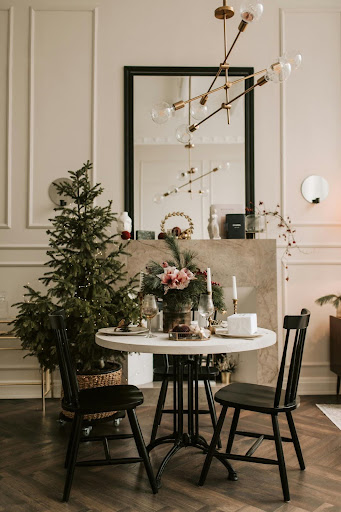 Building the Perfect Holiday Table: Tips for a Festive and Memorable Gathering